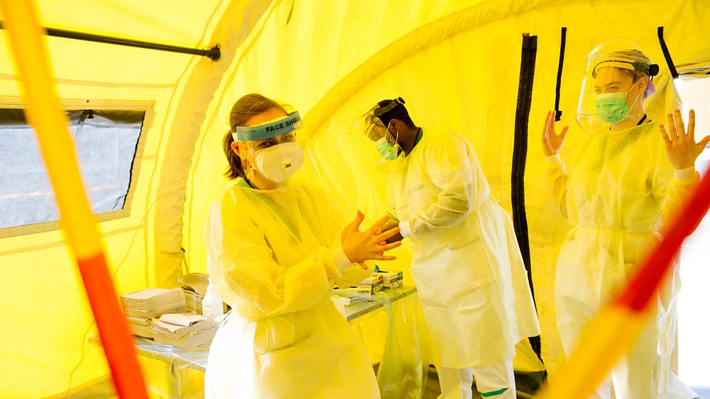 Et stort antall helsearbeidere gjør en heltemodig innsats ved at de står for testing og analyser av prøver for å kartlegge smitten av SARS-CoV-2 som er det nye navnet på koronaviruset. Her er det medisinstudenter ved et testmottak i Bergen.    