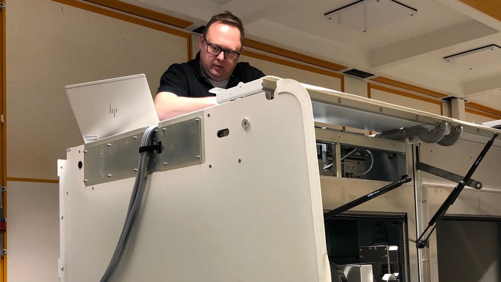 Serviceingeniør Martin Nielsen monterer en av de nye testmaskinene Cobas 6800 ved Oslo universitetssykehus.