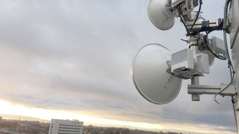 Et eksempel på radiolinje, her fra Telias bygg i Nydalen der det skytes det med en 2,1 GBit/s radiolinje til Bjølsen studentbyvia 38 GHz-båndet. Nå skal enorme mengder frekvenser til radiolinje under hammeren.