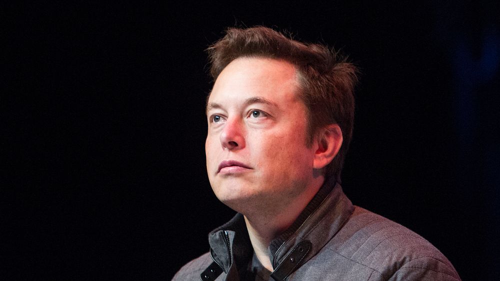 Gründer og toppsjef Elon Musk i Tesla er godt under 50 år. Kanskje det nettopp er derofor han både er investerings- og endringsvillig? Illustrasjonsfoto.