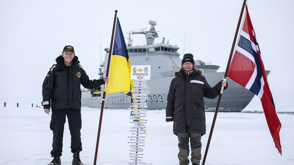  Skipssjef Geir-Magne Leinebø og ekspedisjonssjef for CAATEX Dr. Hanne Sagen på Nordpolen.