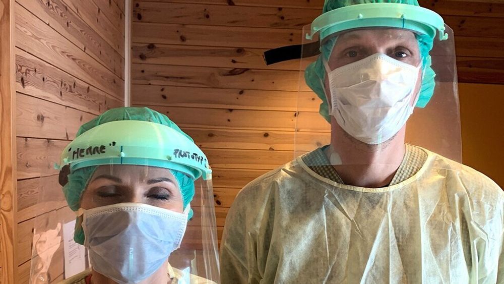 Helsepersonell prøver en prototyp av nye 3D-printede ansiktsmasker som er utviklet ved NTNU. Illustrasjonsfoto.