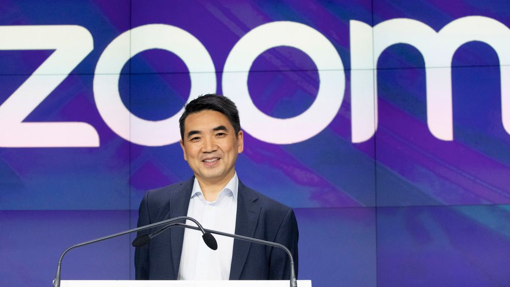 Kineseren Eric Yuan har bygd opp Zoom til å bli et milliardselskap. Zoom-eieren er i dag god for nærmere 70 milliarder kroner. Yuan styrte tidligere skuta i WebEx, Ciscos egen konferanseløsning.
