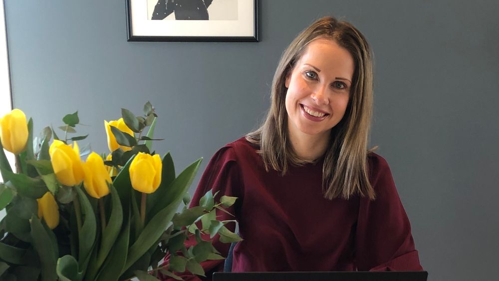 Caroline Wilhelmsen i Capgemini har to barnehagebarn og hjemmekontor og flytter litt rundt etter hvor det er arbeidsro.