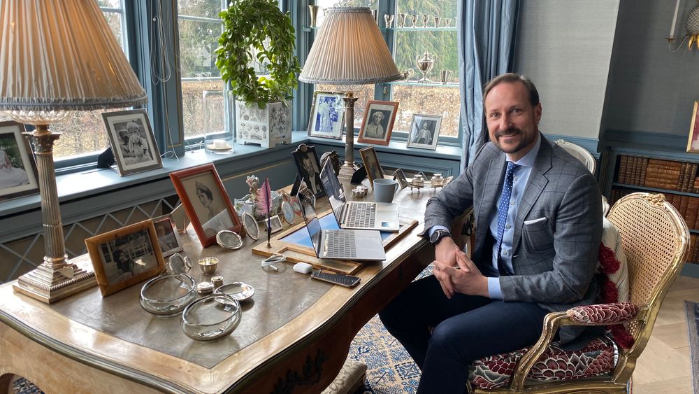 Kronprins Haakon fotografert på sitt hjemmekontor, hvor han torsdag sendte en hilsen til utviklingsdugnaden The Global Hack. 