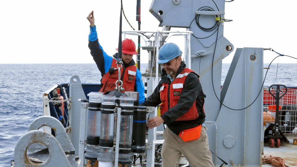 Marinkjemiker Ken Buesseler (til høyre) ombord på forskningsfartøyet Roger Revelle på ekspedisjon i Alaskagulfen i 2018. Buesseler forsker på hvordan havene påvirker klimaet, og har funnet at de kan ta opp langt mer karbondioksid enn vi tidligere har antatt.