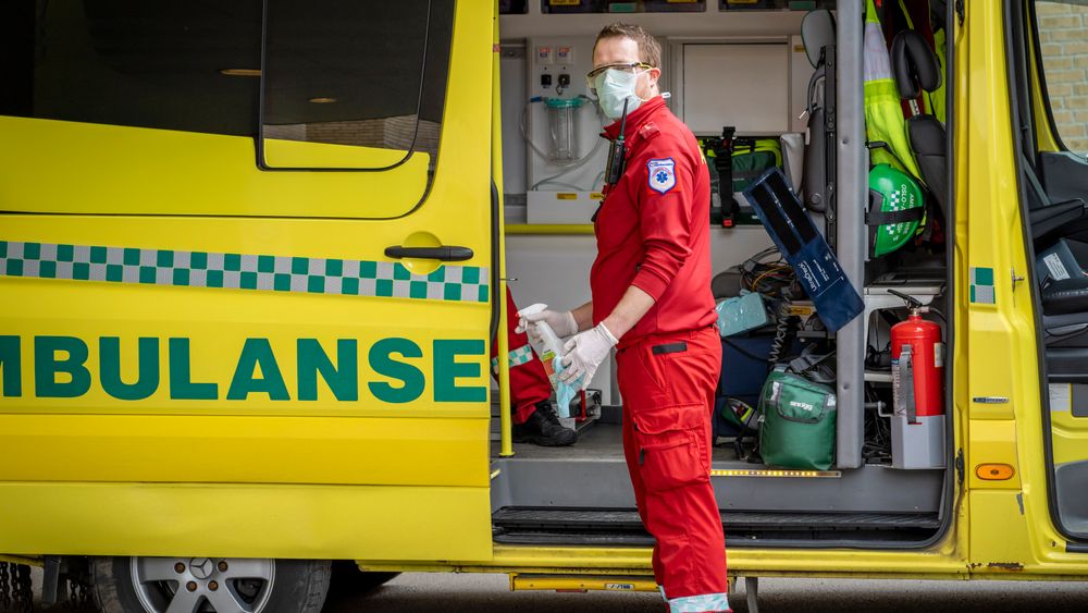 En ambulanseansatt med smittevernutstyr utenfor Ullevål universitetssykehus