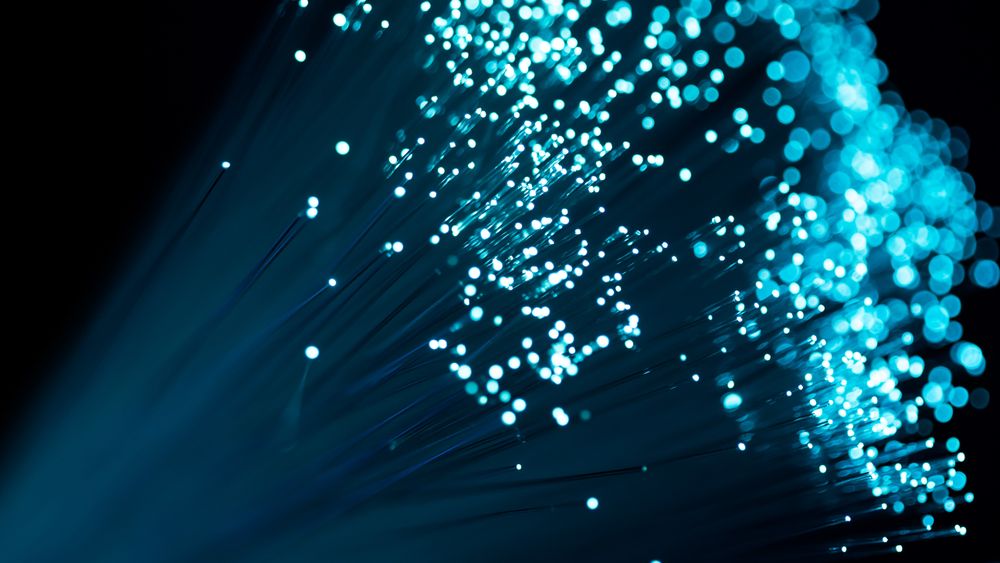 Det forskes intenst på å få stadig mer fart gjennom optiske fibre.