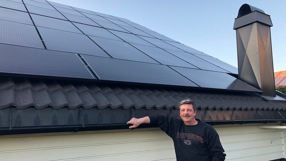 Slik har strømproduksjonenpå taket til Knut Loddengaard vært siden han installerte solcellepanelene i oktober.  – Panelene har en makseffekt på 14,4 KW, men nå produserer vi 103 prosent, sier Loddengaard.