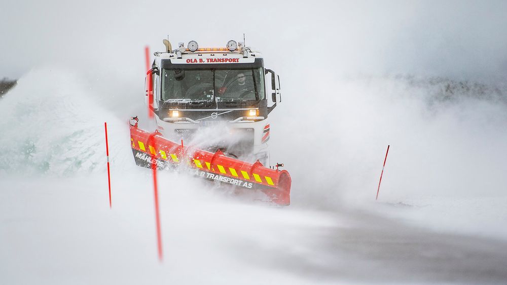 Snøbrøyting. Mählers DPH diagonalplog. Mars 2020.