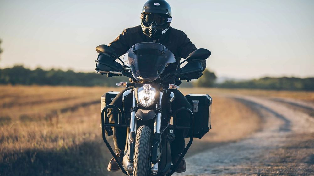 Amerikanske Zero motorcycles har vært på markedet i 14 år, men produksjonen er fortsatt lav. Modellen på bildet har en batteripakke på 14.4 kWh som gir en maksimal rekkevidde på 253 km. Det forutsetter lave hastigheter.