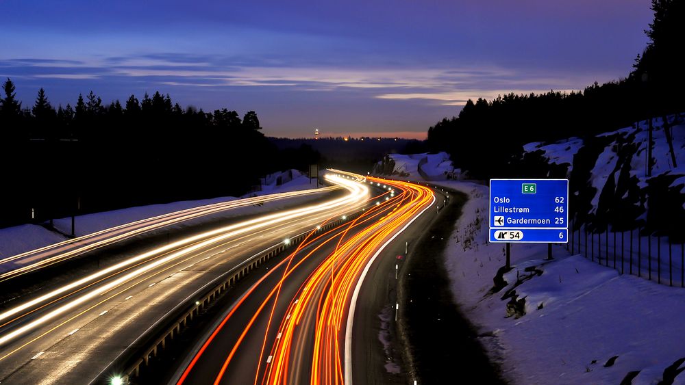 Sikkerhet: Bruk av LED-lys på motorveien fra Minnesund og nordover er et av mange tiltak som er ment å gi bedre sikkerhet. Mer sensorikk kan gi vegvesenet data for et mer prediktivt vedlikehold.