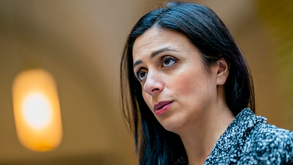 Aps finanspolitiske talsperson og nestleder Hadja Tajik (Ap) setter døra på gløtt for endringer i skatteregimet til oljebransjen under krisen som utspiller seg.