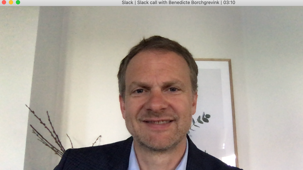 Med denne ryddige bakgrunnen foretar HR-direktør i IBM Norge, Jørgen Magnussen, jobbintervjuer over videosamtale.