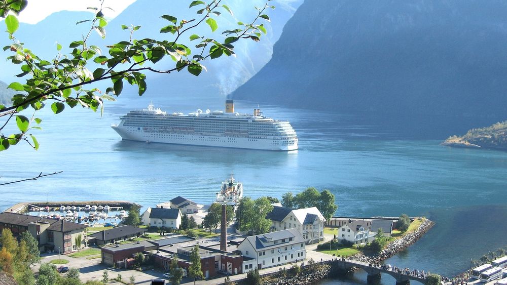 Et cruiseskip fra Costa Cruises utenfor Hellesylt i Geirangerfjorden. I 2026 kan det være slutt på så store skip i fjordene på  UNESCOs  verdensarvliste. 