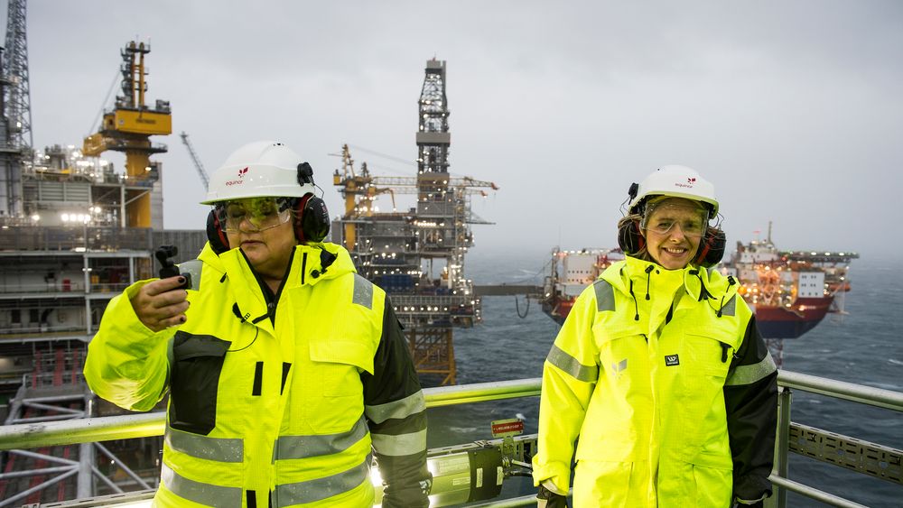 Stolt statsminister: Tidligere i år var statsminister Erna Solberg og daværende olje- og energiminister Sylvi Listhaug på Johan Sverdrup-plattformen for å åpne det nye gedigne oljefeltet som skal produsere i 50 år. 