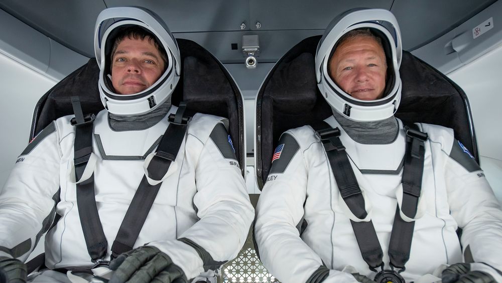 NASA-astronautene Bob Behnken (til venstre) og Doug Hurley fotografert under en test 30. mars. Går alt som det skal, blir de to de første astronautene som reiser til romstasjonen ISS med det nye Crew Dragon-fartøyet. 