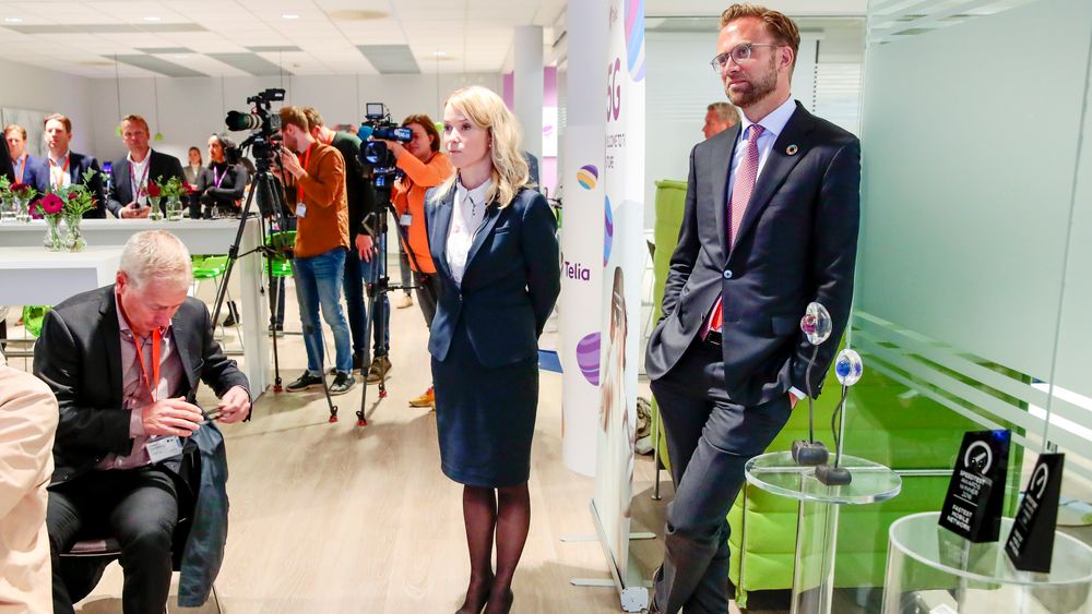Digitaliseringsminister Nikolai Astrup (H) og direktør Jenny K. Lindqvist i Ericsson under en pressekonferanse om 5G-teknologi i Telias lokaler i Nydalen i Oslo i oktober 2019
