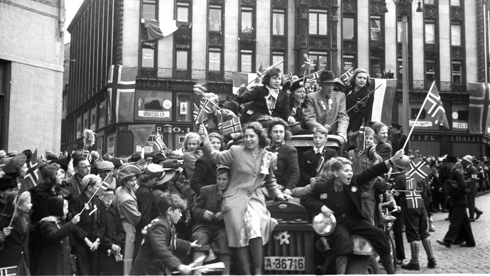 Frigjøringsdagen 8. mai 1945, jubel på Karl Johans gate. Samme dag ble Arne Solem gjeninnsatt som redaktør i Teknisk Ukeblad.