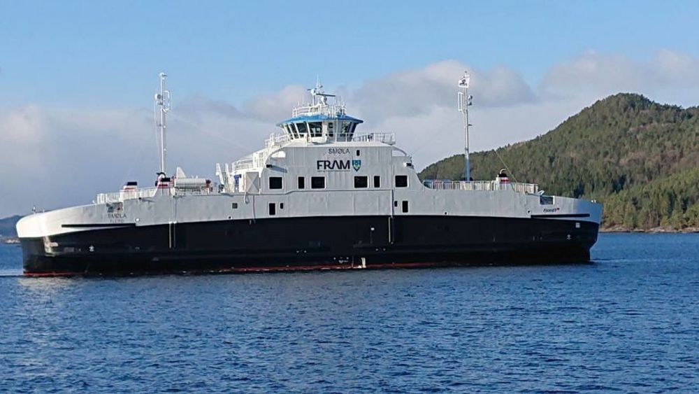 Bildet viser passasjerfergen Smøla, som ligger til kai i Sandvika. Fergen er helt ny, og skal etter planen settes i trafikk av Fjord 1 nå.