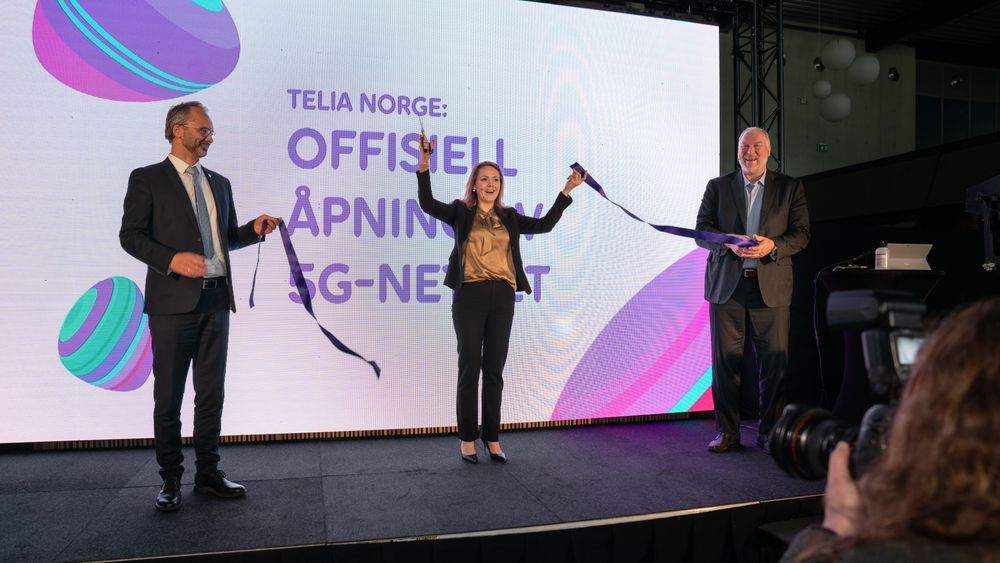 Ordfører i Lillestrøm kommune Jørgen Vik, distrikts- og digitaliseringsminister Linda Hofstad Helleland og adm. dir. i Telia Norge Stein-Erik Vellan åpner Telias 5G-nett i Norge. 