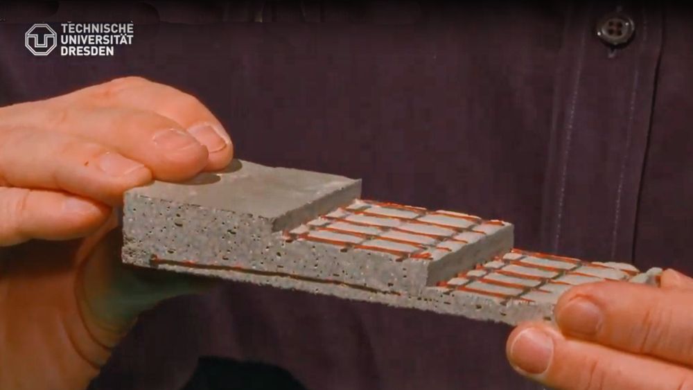 Professor Manfred Curbach viser frem en prøvestøp der betongen er armert med to lag netting av karbonfiber. Bildet er en skjermdump fra video.