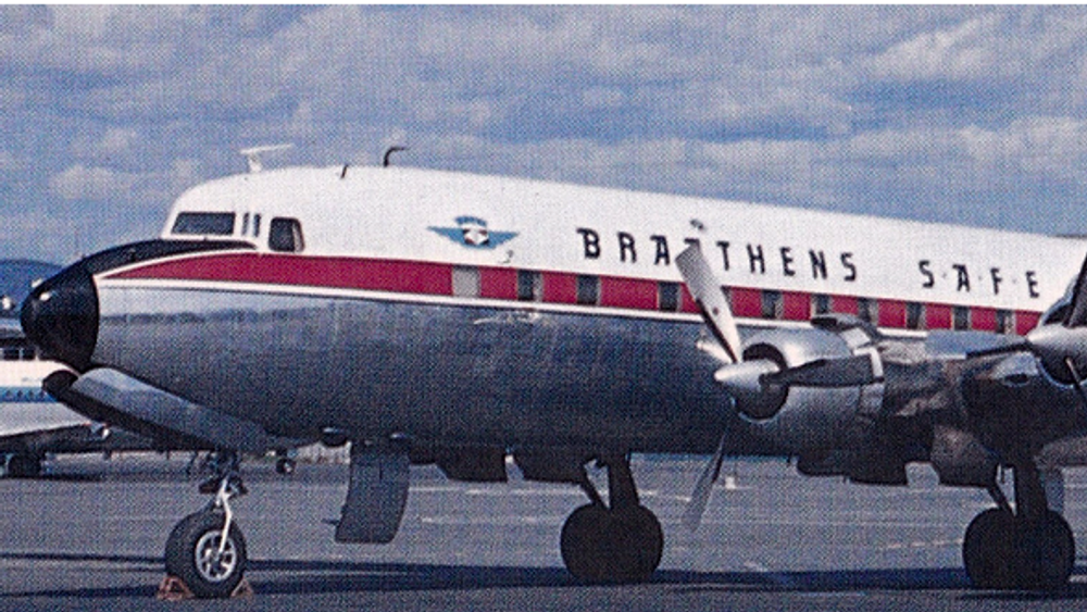 DC-6B fra Braathens SAFE. Det er dette fargeskjemaet det skal lakkeres om til.