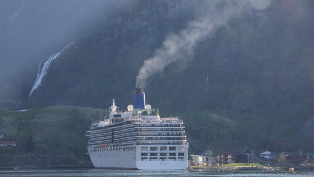 P&O-cruiseskipet Arcadia i Flåm. Bygget i 2003, passasjerkapasitet på ca. 2.000 og mannskap på 900. Skipet har seks Wärtsilä dieselmotorer med samlet effekt på 51.8 MW.