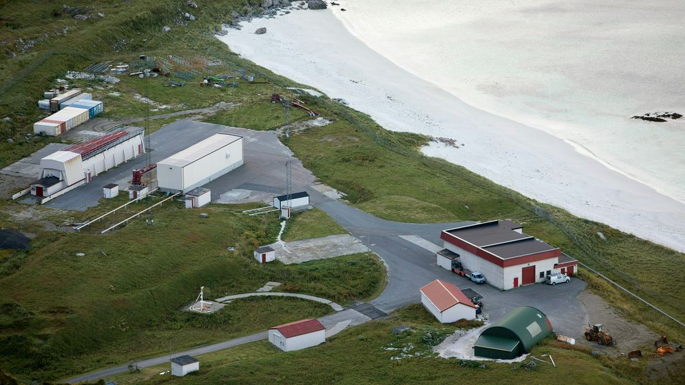 Andøya Space Center sett fra fjellet Andhue på Andøya.