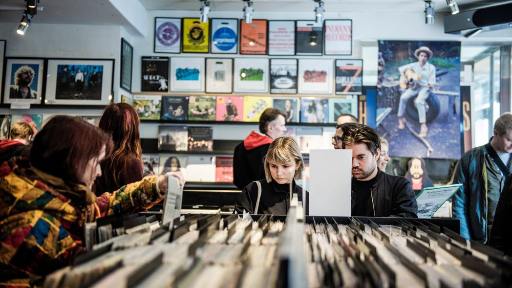 I Norge har strømmetjenestene tatt 90 prosent av musikkmarkedet, men salget av vinylplater rundt i verden øker fortsatt.