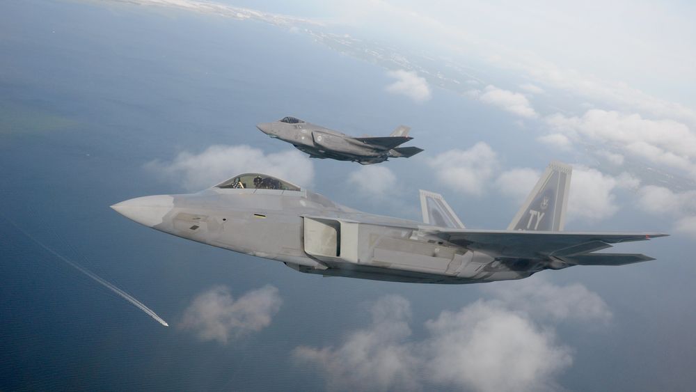 En F-22 Raptor (nærmest) og en F-35 flyr sammen i nærheten av Eglin 15. mai.