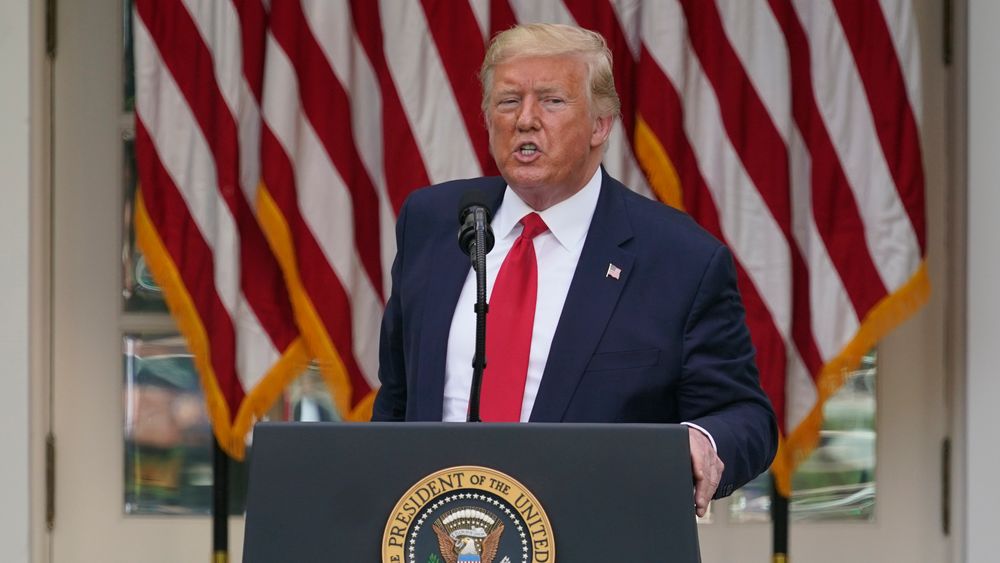 USAs president Donald Trump er rasende over at Twitter la til en advarsel på en av meldingene hans. I går truet han med å stenge eller regulere sosiale medier.