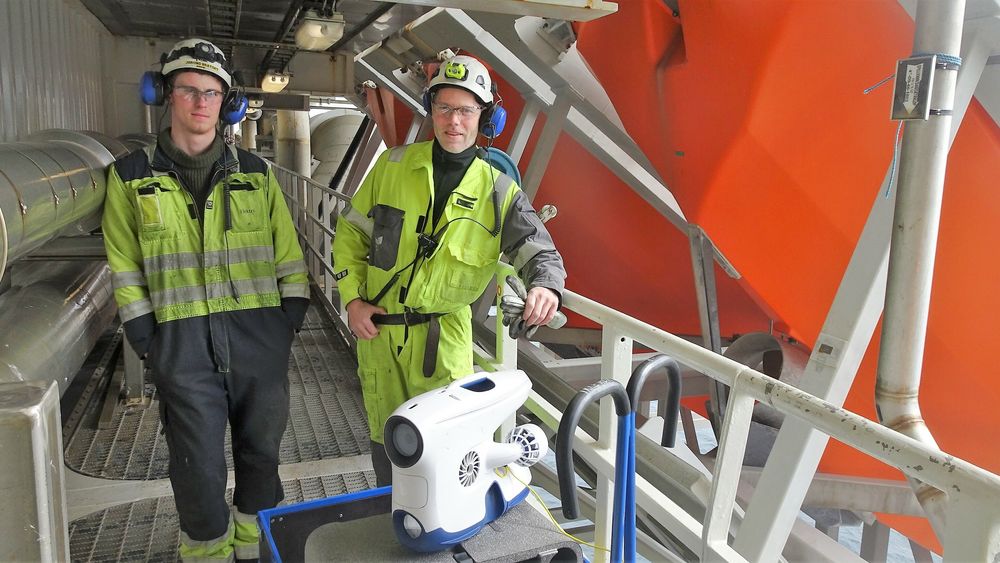 Jørund Bratset og Gaute Valen med Blueye-dronen før en av de to-tre årlige inspeksjonene av sjøvannsinntaket til brannpumpene. 