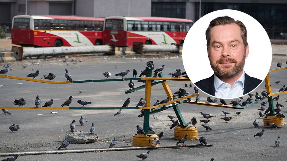 Fugler på en forlatt bussterminal i tech-storbyen Bangalore, fotografert i mai 2020. Indere flest jobber stadig hjemmefra. Tom Krohn (innfelt) er overrasket over funn i en kartlegging av hvordan nedstengningen har påvirket IT-leveransene til Norge.
