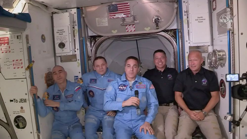 Doug Hurley (f.h.) og Bob Behnke på plass i Den internasjonale romstasjonen ISS sammen med den amerikanske astronauten Chris Cassidy (i midten) og de to russiske kosmonautene Anatolij Ivanishin og Ivan Vagner
