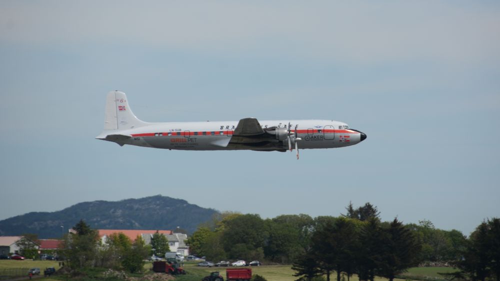 DC-6B LN-SUB gjør en siste overflyging over Sola lufthavn før det lander for siste gang,