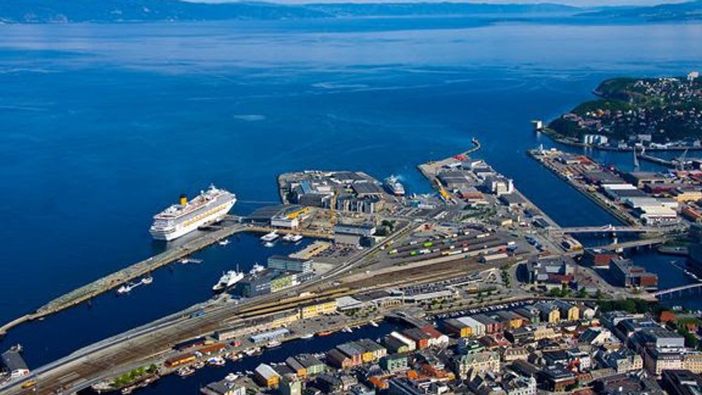 Presset fra de som vil bruke Trondheim havn til boliger og kontorer øker. Nå skal forskerne undersøke om mindre fraktebåter kan løse floken.