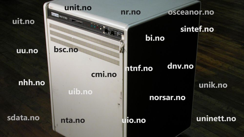 Den ene av Norges to første DNS-servere var basert på minidatamaskinen VAX-11/750 fra Digital Equipment Corporation. Her sammen med de 19 første .no-domenene.