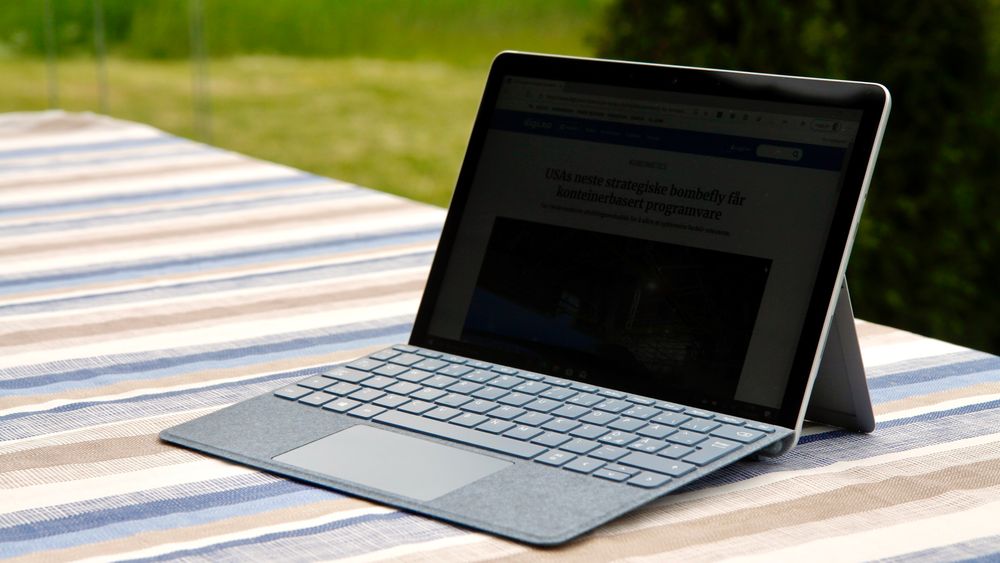 Microsoft Surface Go 2 er et lite og kompakt nettbrett. Med tastaturet, som er ekstrautstyr, er den en fullverdig PC – riktignok en noe treg PC.