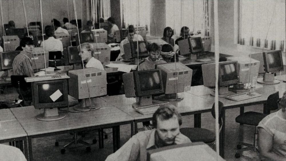 Terminalstue hos Institutt for informatikk ved Universitetet i Oslo. Bildet er fra 1985 og viser studenter ved det som etter alt å dømme er Tandberg TDV2200-terminaler.