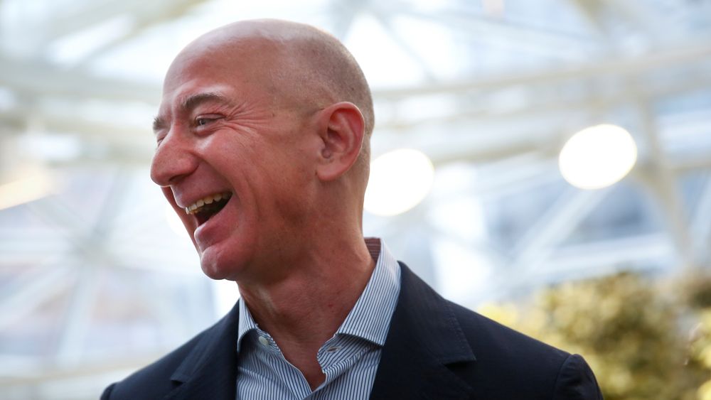 Amazongrunnlegger Jeff Bezos drukner i penger. Bezos er igjen verdens desidert rikeste mann.