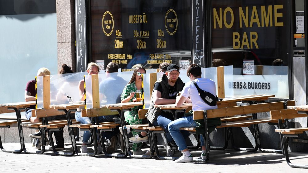Det skal i dag være mulig å koronateste seg i Stockholm-området i Sverige. Men pågangen ble for stor for svenskenes nye korona-app. Illustrasjonsbilde fra en restaurant sentralt i Stockholm.