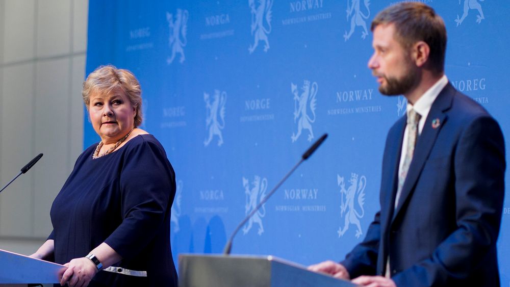 Statsminister Erna Solberg og helseminister Bent Høie vil fortsatt ha mobilapp for smittesporing.