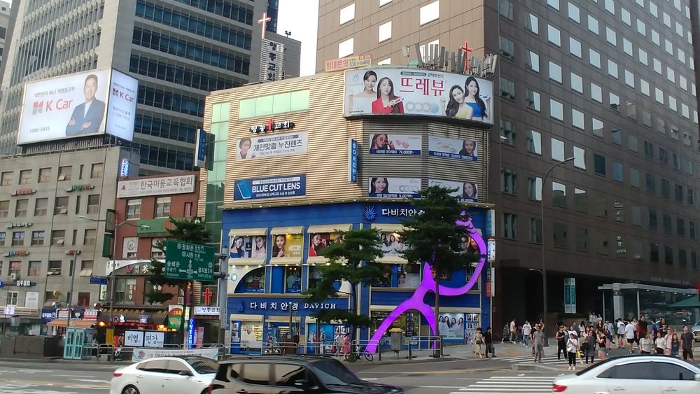 Bildet viser basestasjoner på et tak i den sørkoreanske hovedstaden Seoul.