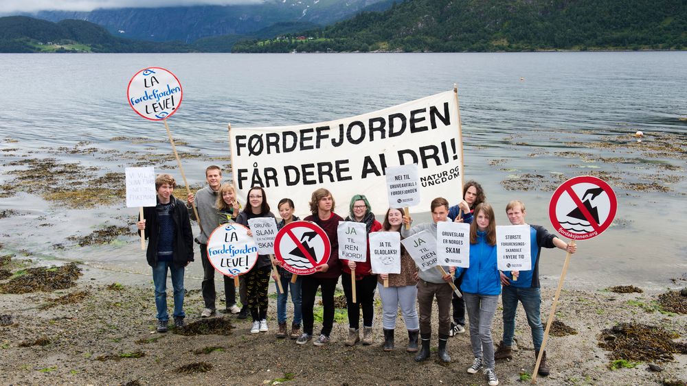 Deltakere på Natur og Ungdoms sommerleir på Vevring i 2015 demonstrerte mot dumping av gruveavfall i Førdefjorden.
