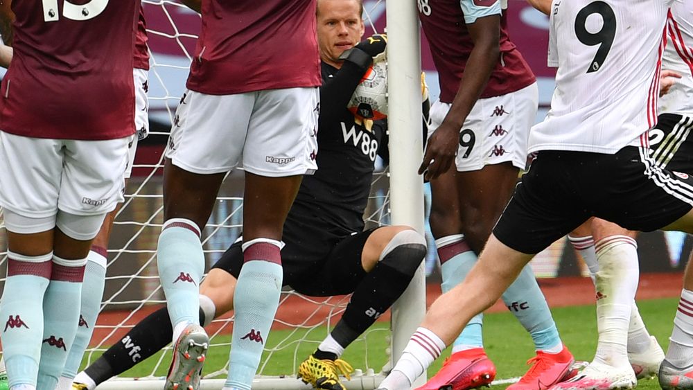 Aston Villas norske målvakt Ørjan Nyland med ballen i hendene inni målet. Men dommerens klokke vibrerte ikke, og det ble aldri mål. Ingen hadde tenkt på at teknologien ikke kunne virke.