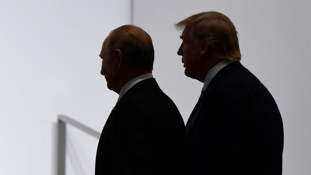 Vladimir Putin (t.v.) og Donald Trump under G20-toppmøtet i Japan i fjor. De to presidentene må nå ta stilling til om den siste gjenværende atomavtalen mellom USA og Russland skal reddes.