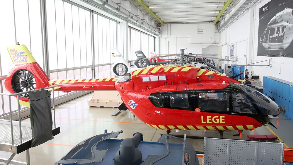 Det nye H145-helikopteret til Stiftelsen Norsk Luftambulanse står først i utleveringskøen på Airbus-fabrikken i Donauwörth.