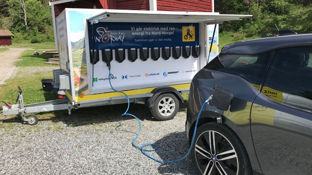 Inntil ti biler kan lades samtidig på hver ladetilhenger.