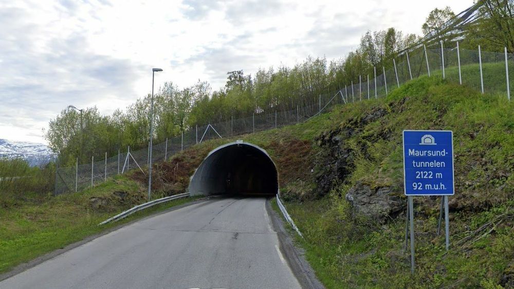 Den nordlige portalen på undersjøiske Maursundtunnelen, som knytter Kågen og Skjervøy samt flere andre øyer i Troms til fastlandet. Gjennomsnittlig veibredde er cirka seks meter, men den varierer. 